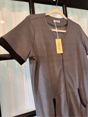 NWT-Women’s Gray Short-Sleeve Zip-Front Dress